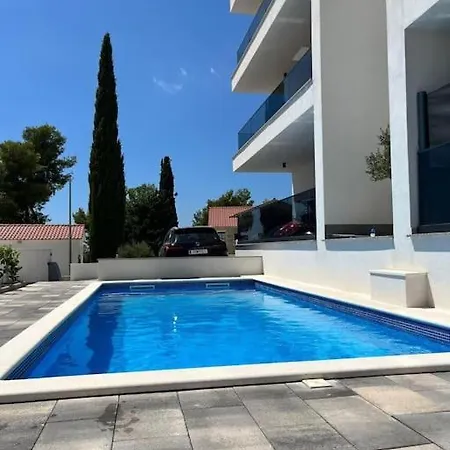 Fortuna - Cozy & Stylish With Pool And Sea View Τρογκίρ